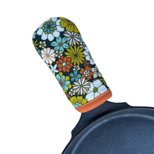 Load image into Gallery viewer, 70&#39;s Flowers Cast Iron Handle Mitt