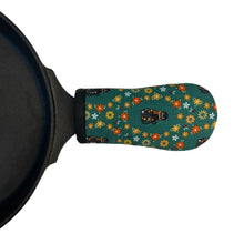 Load image into Gallery viewer, Kitties in Bloom Cast Iron Skillet Mitt