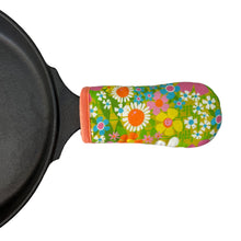 Load image into Gallery viewer, Groovy Garden Cast Iron Skillet Mitt