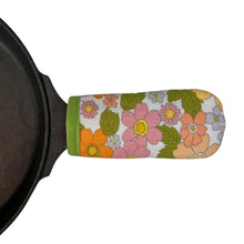 Load image into Gallery viewer, Vintage Wildflowers Cast Iron Handle Mitt