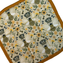 Load image into Gallery viewer, Queen Bee Pot Holder