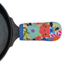 Load image into Gallery viewer, Garden Cats Cast Iron Skillet Mitt