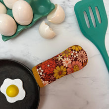 Load image into Gallery viewer, 70&#39;s Sunburst Cast Iron Handle Mitt