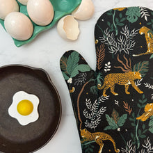 Load image into Gallery viewer, Leopard Oven Mitt
