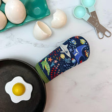 Load image into Gallery viewer, Undersea Adventure Cast Iron Skillet Mitt