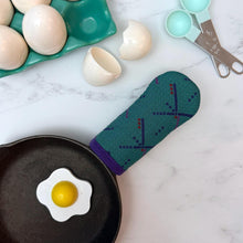 Load image into Gallery viewer, PDX Carpet Cast Iron Skillet Mitt