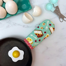 Load image into Gallery viewer, Sweetie Pie Cast Iron Skillet Mitt