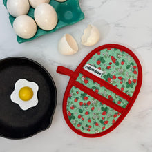 Load image into Gallery viewer, Strawberry Patch Mini Pincher Mitt