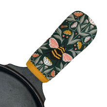Load image into Gallery viewer, Bumble Bee Garden Cast Iron Skillet Mitt