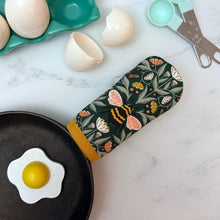 Load image into Gallery viewer, Bumble Bee Garden Cast Iron Skillet Mitt