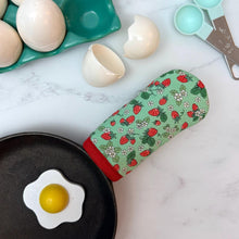 Load image into Gallery viewer, Strawberry Patch Cast Iron Skillet Mitt