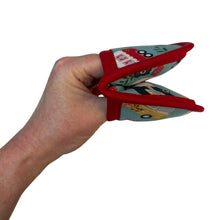 Load image into Gallery viewer, Trailers Mini Pincher Mitt