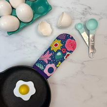 Load image into Gallery viewer, Super Bloom Cast Iron Handle Mitt
