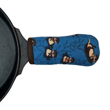 Load image into Gallery viewer, Otters Cast Iron Handle Mitt