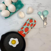 Load image into Gallery viewer, Strawberries Cast Iron Handle Mitt