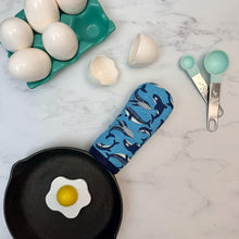 Load image into Gallery viewer, Ocean Crew Cast Iron Handle Mitt