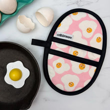 Load image into Gallery viewer, Fried Eggs Mini Pincher Mitt