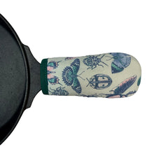 Load image into Gallery viewer, Garden Insects Cast Iron Handle Mitt