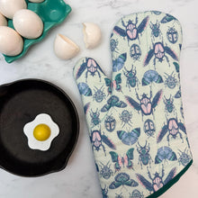 Load image into Gallery viewer, Garden Insects Oven Mitt