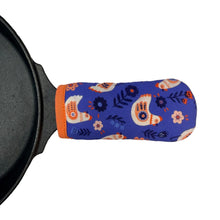 Load image into Gallery viewer, Folky Chicken Cast Iron Handle Mitt