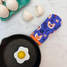 Load image into Gallery viewer, Folky Chicken Cast Iron Handle Mitt