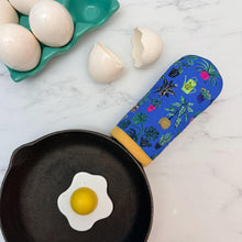 Load image into Gallery viewer, Plant Shop Cast Iron Handle Mitt