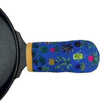 Load image into Gallery viewer, Plant Shop Cast Iron Handle Mitt