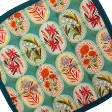 Load image into Gallery viewer, Flower Medallions Pot Holder