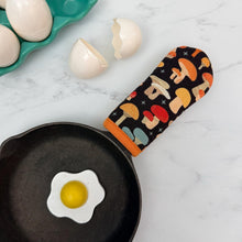 Load image into Gallery viewer, Mod Mushrooms Cast Iron Handle Mitt