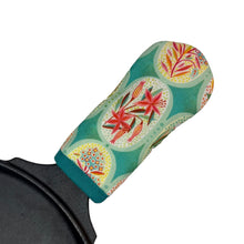 Load image into Gallery viewer, Flower Medallions Cast Iron Handle Mitt