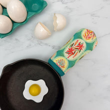 Load image into Gallery viewer, Flower Medallions Cast Iron Handle Mitt