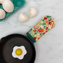 Load image into Gallery viewer, Veggies Cast Iron Handle Mitt