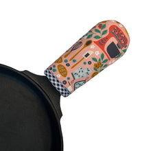 Load image into Gallery viewer, Bakeshop Cast Iron Skillet Mitt