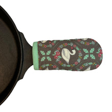 Load image into Gallery viewer, Swans Cast Iron Skillet Mitt