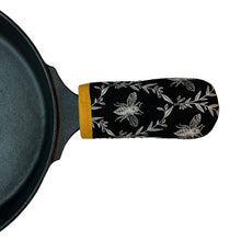 Load image into Gallery viewer, Bees Cast Iron Skillet Mitt