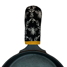 Load image into Gallery viewer, Bees Cast Iron Skillet Mitt